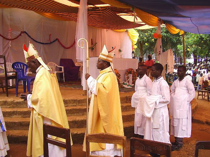 0173 Stoet na priesterwijding kerk Mahagi.JPG